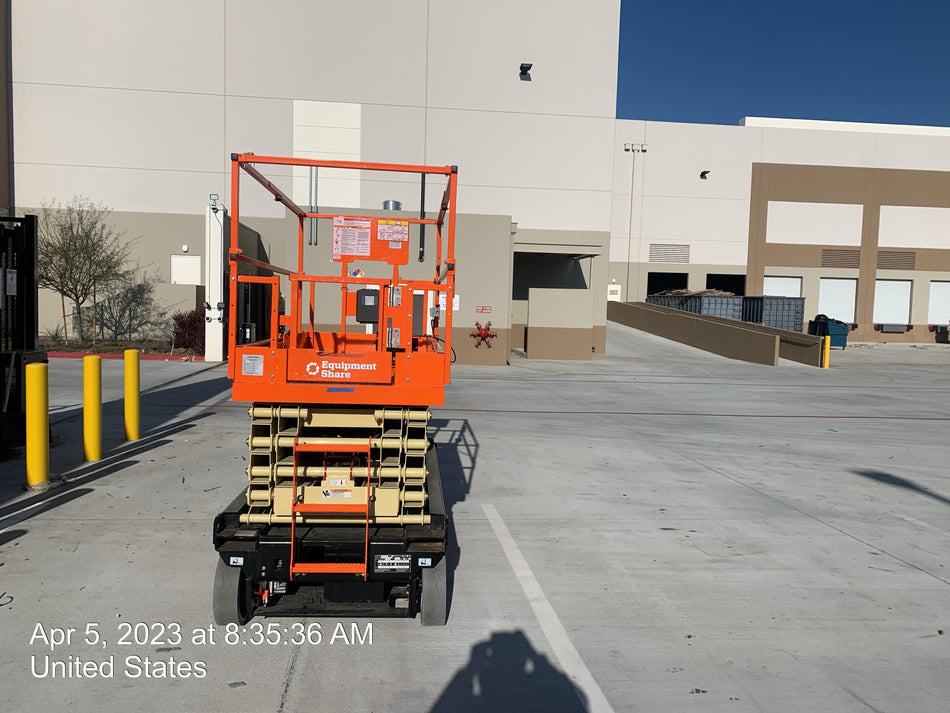 2023 JLG ES3246