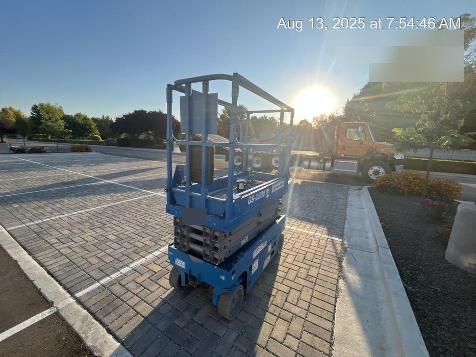 2020 Genie GS-1930 Solid Non Marking Tires, Beacon, Folding rails with half height swing gate, 800W Inverter