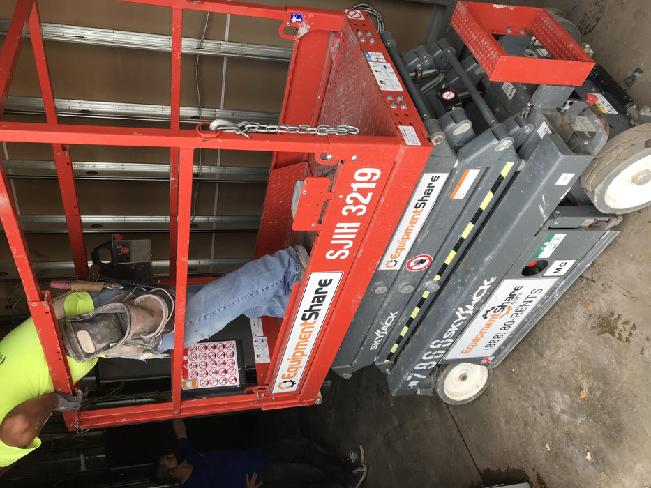 2018 Skyjack SJIII-3219 Skyjack SJIII3219 Scissor Lift w/Trojan Batteries