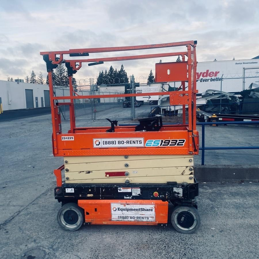 2022 JLG ES1932
