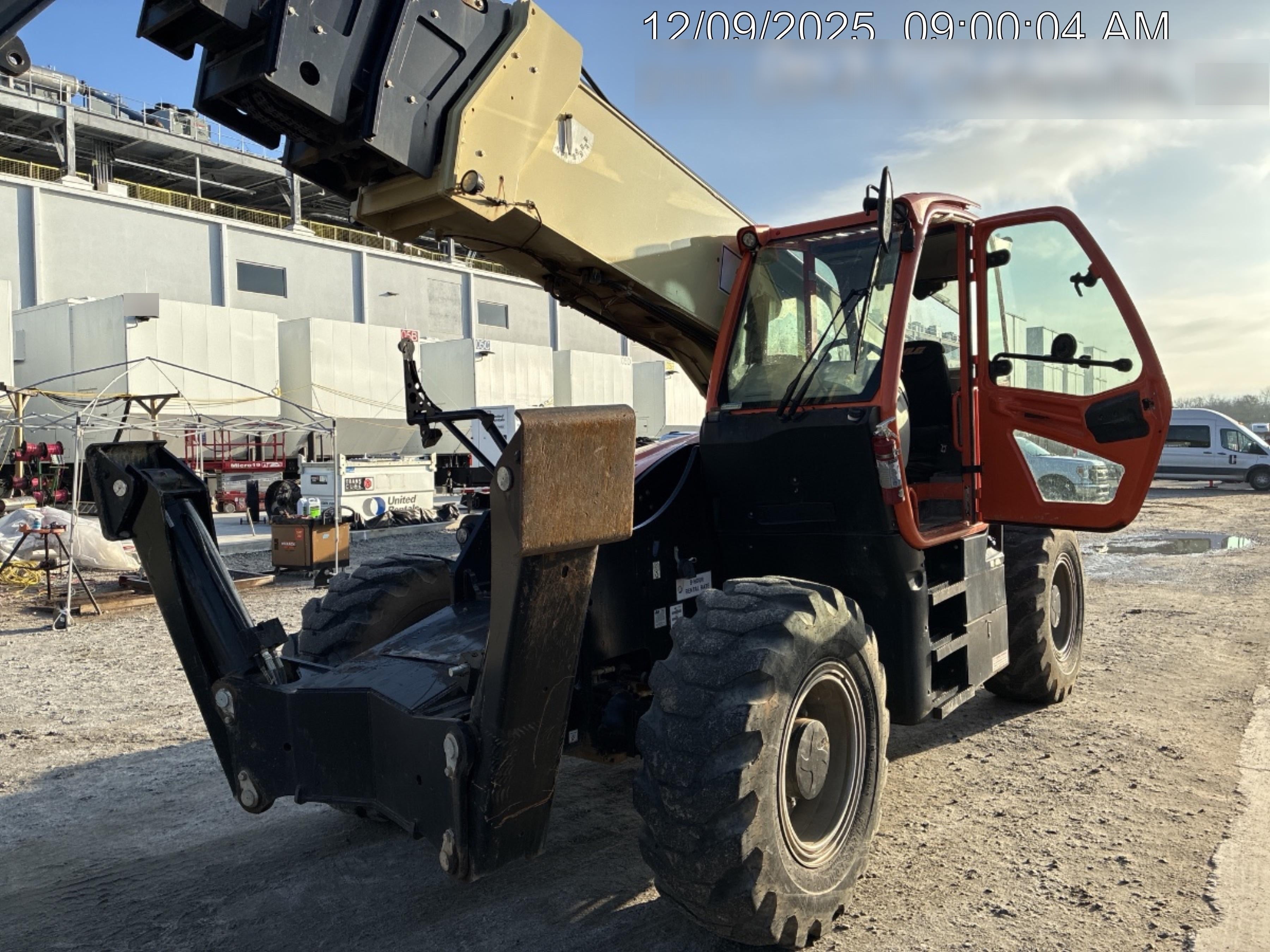 2021 JLG 1075