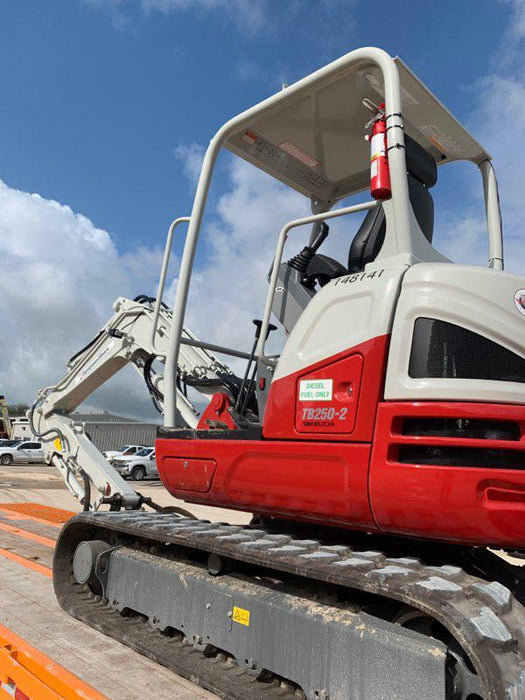2021 TAKEUCHI TB250-2
