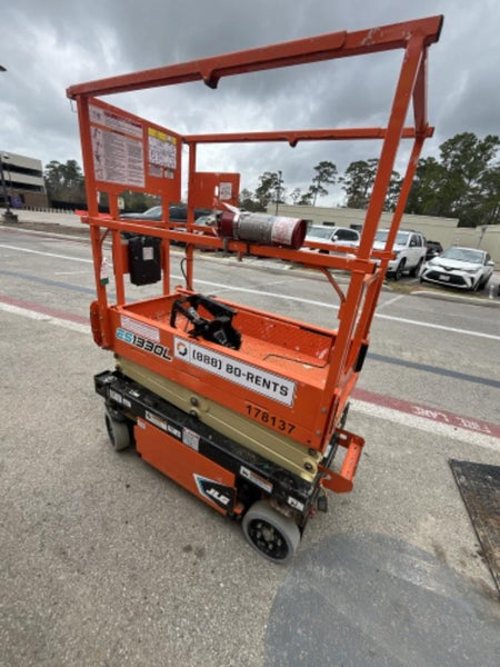 2021 JLG ES1330L