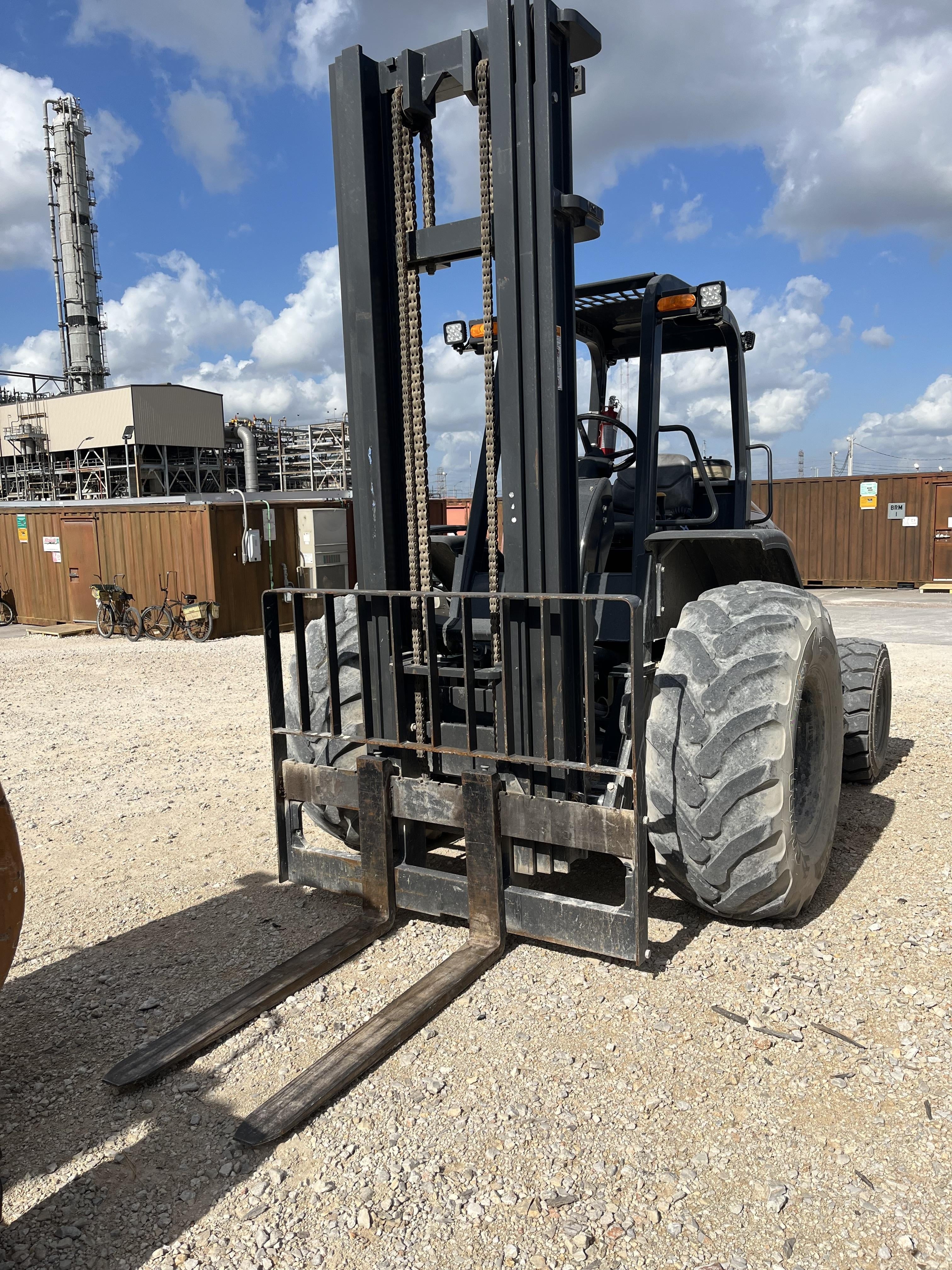 2023 CASE 588H
