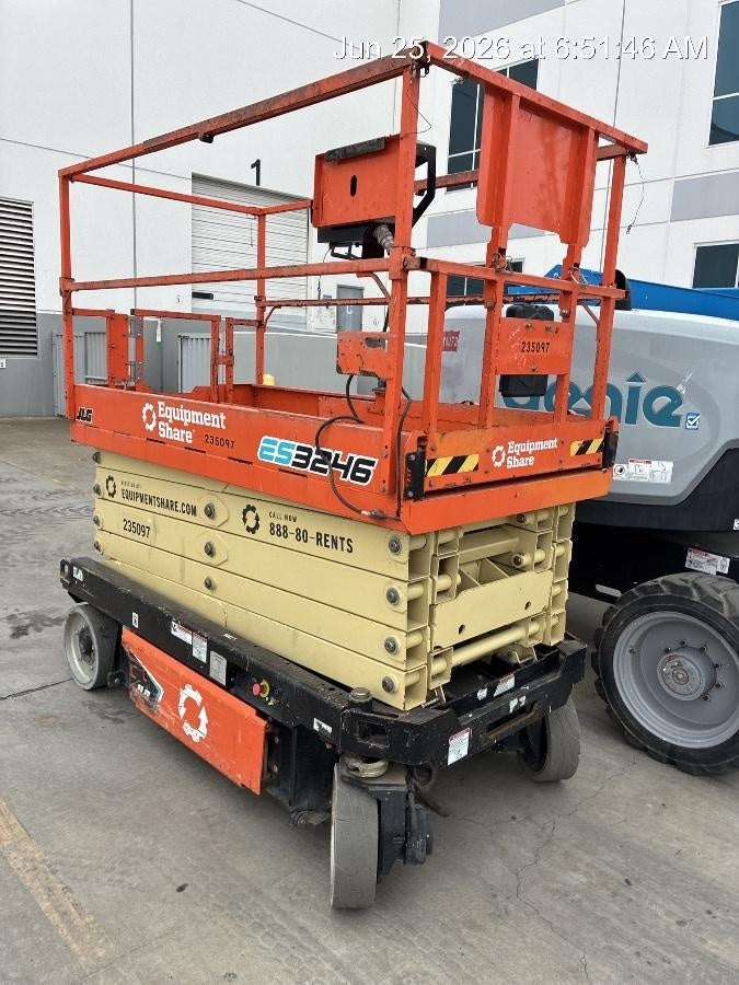 2022 JLG ES3246