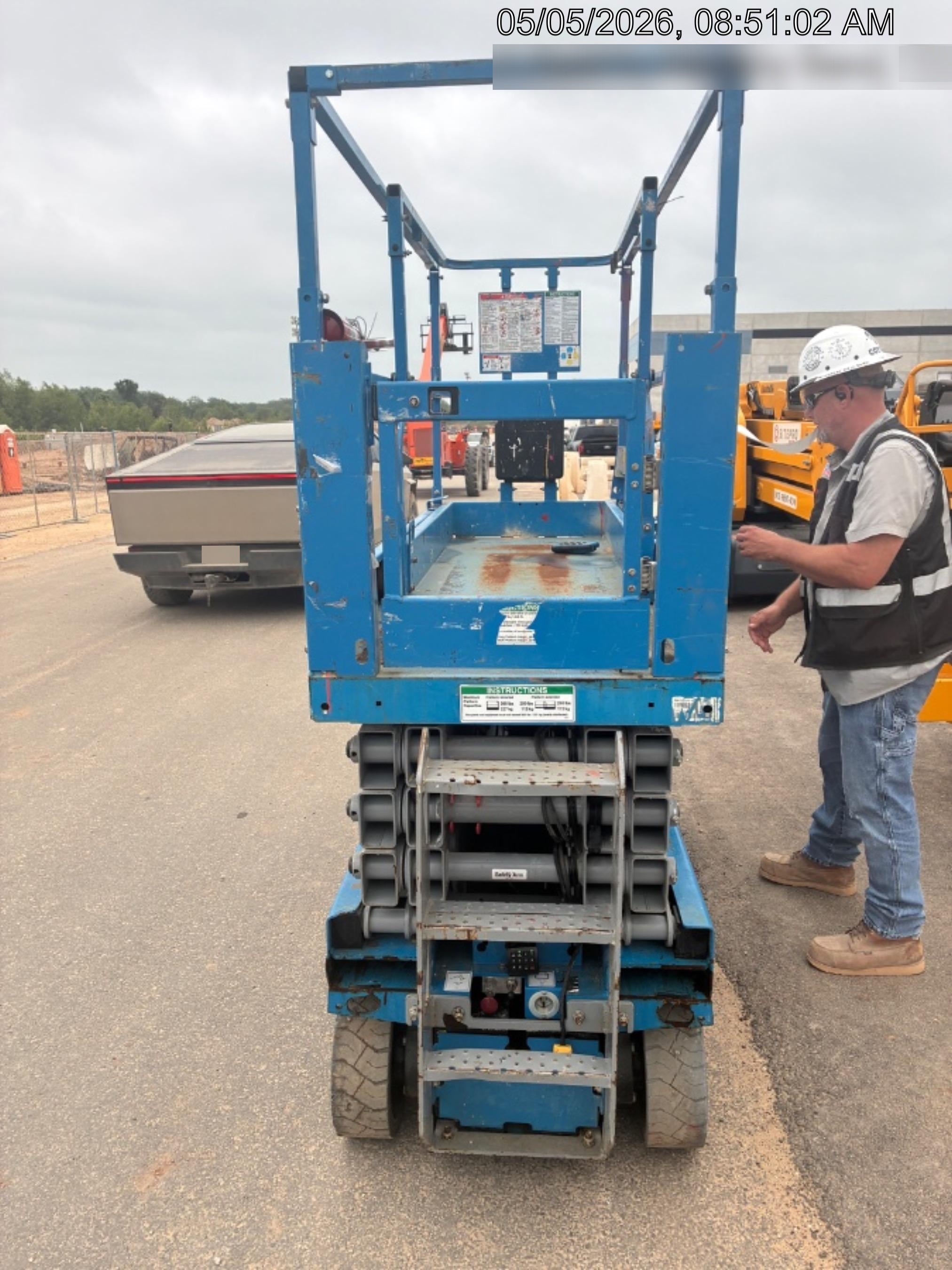 2019 Genie GS-2632 Folding rails with half height swing gate