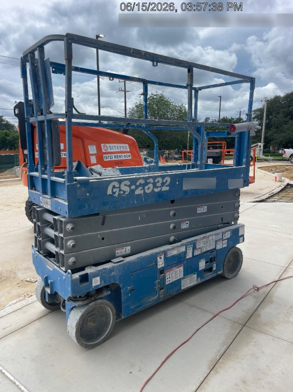 2019 Genie GS-2632 Folding rails with half height swing gate