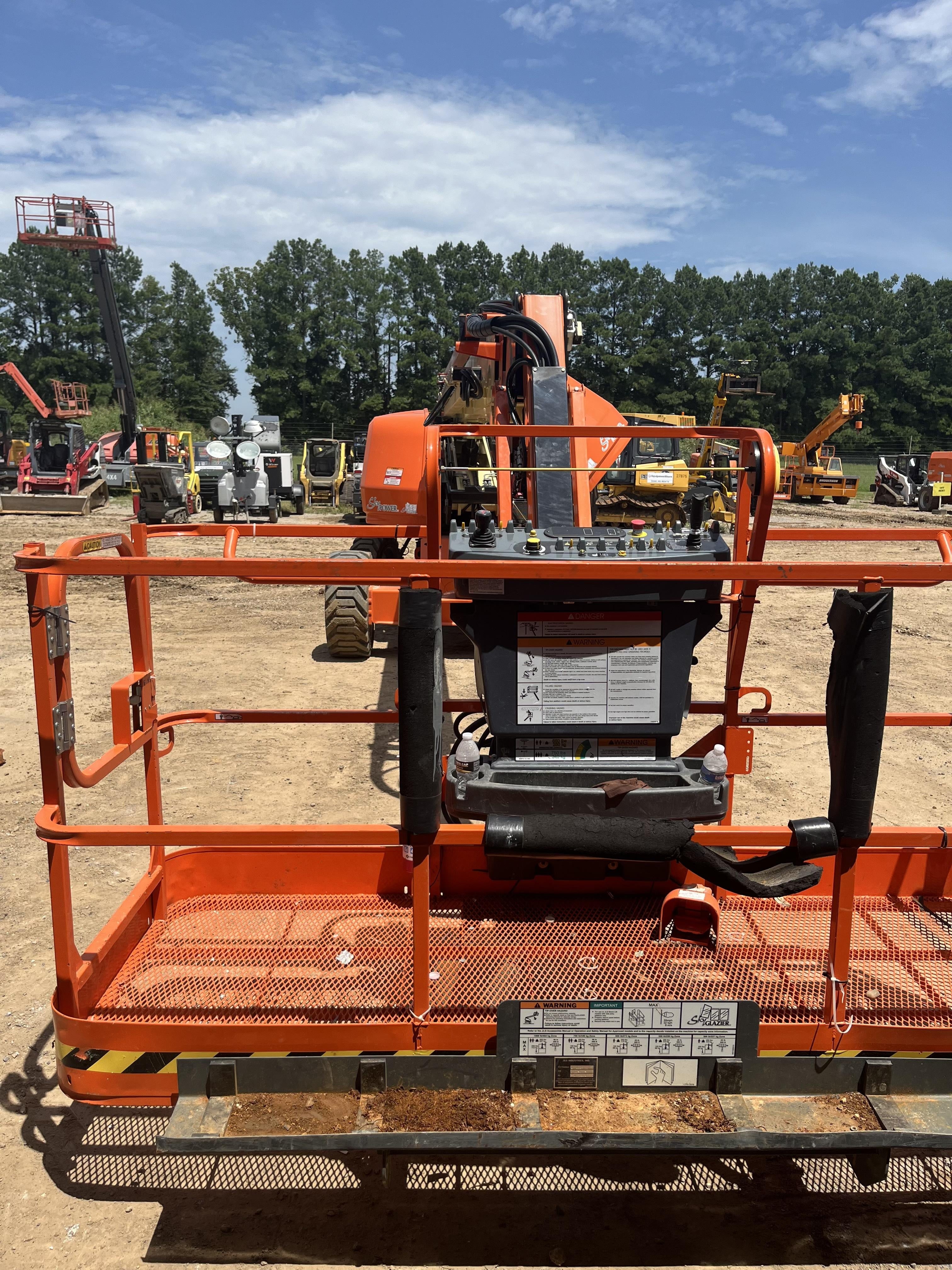 2022 JLG 660SJ