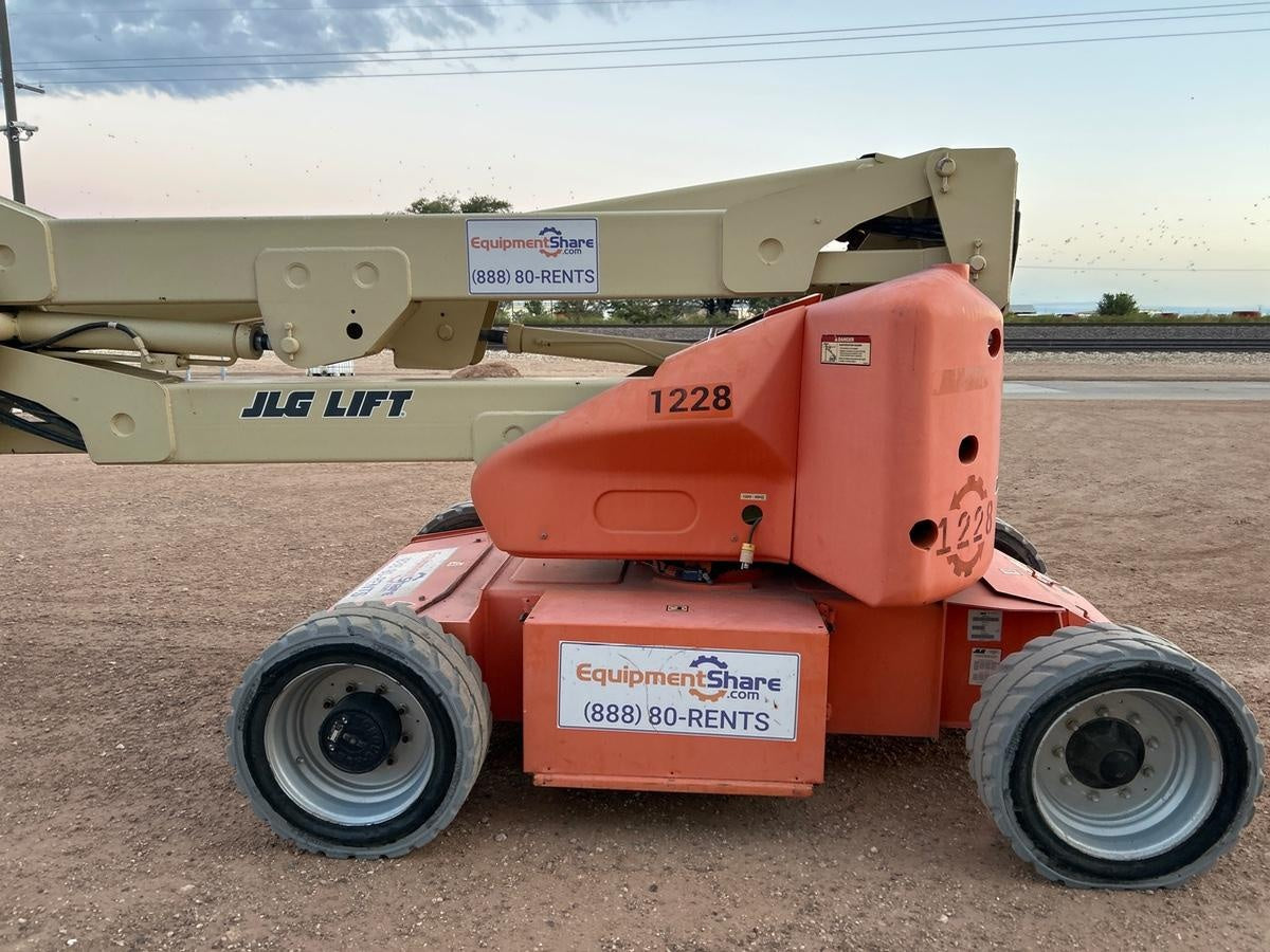 2016 JLG E450AJ