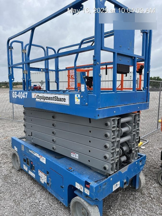2019 Genie GS-4047 Folding rails with half height swing gate