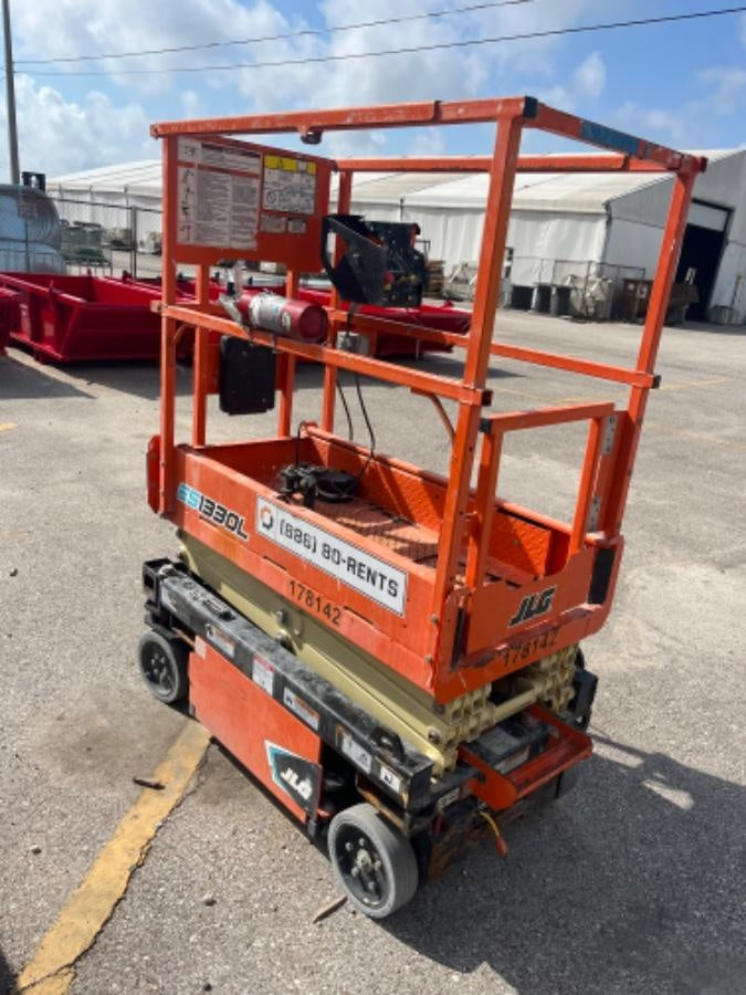 2021 JLG ES1330L