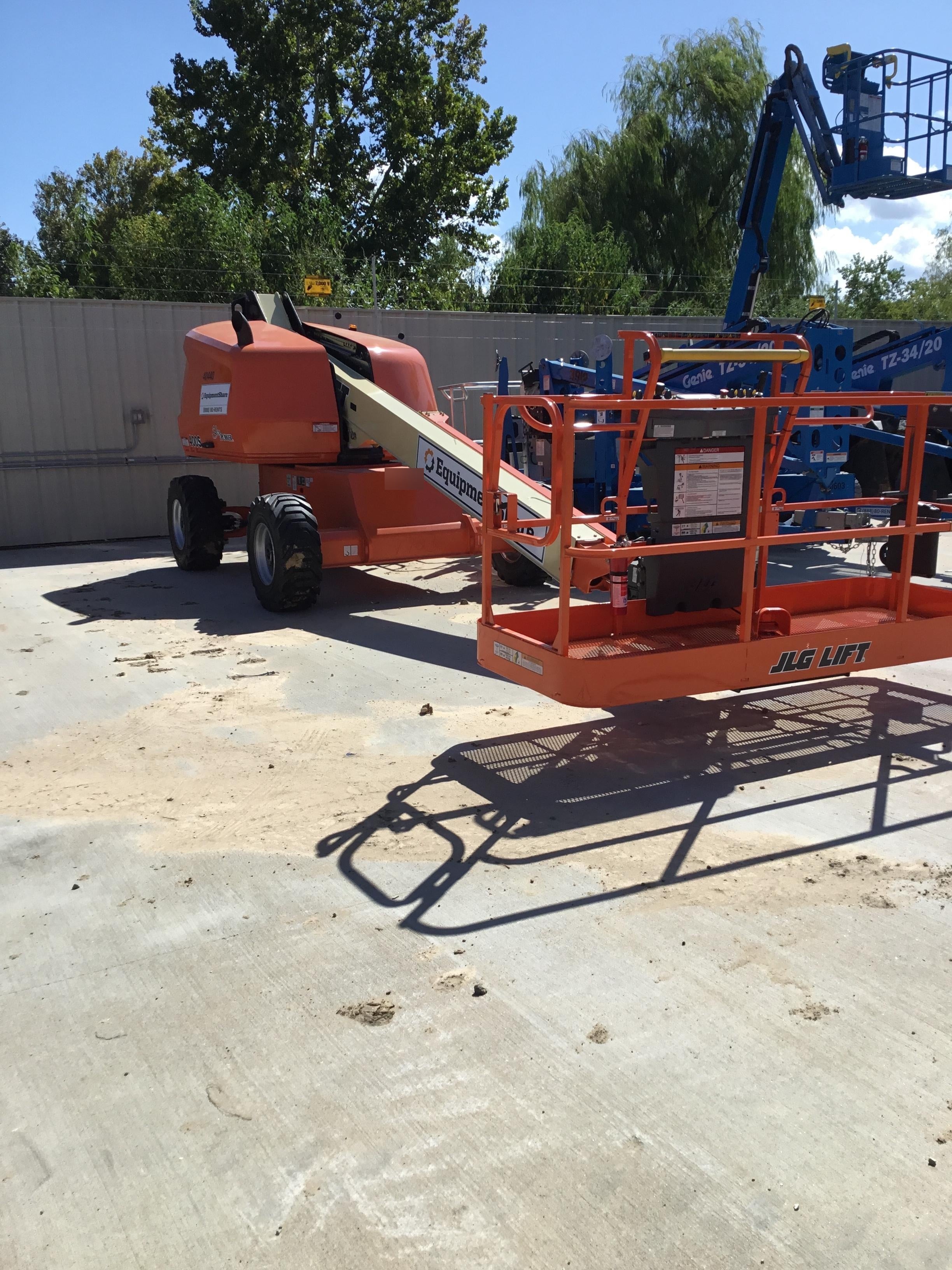 2019 JLG 400S