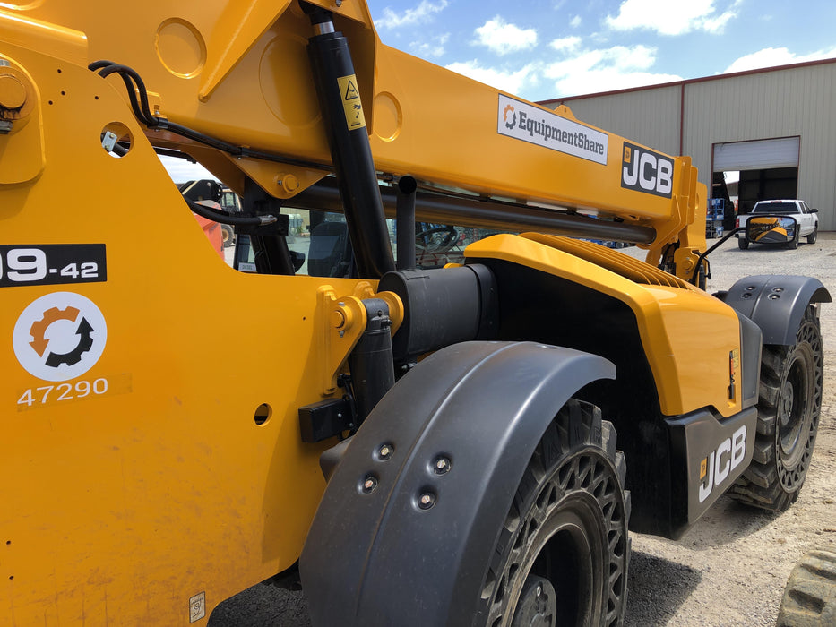 2019 JCB 509-42 Cab/Heat/Air, 74 HP, Solid Tires, STD Worklight, Beacon, Aux Hydraulics, Lifting Eye, Back up Alarm 66" Carriage/60" Forks