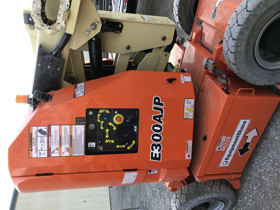2019 JLG E300AJP