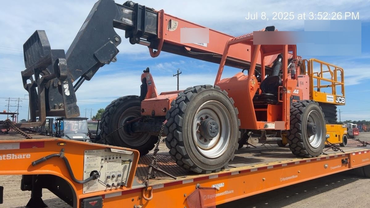 2016 JLG 8042