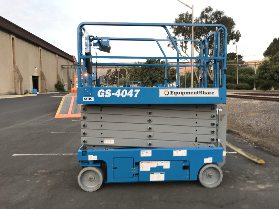 2019 Genie GS-4047 Folding rails with half height swing gate, 800W Inverter