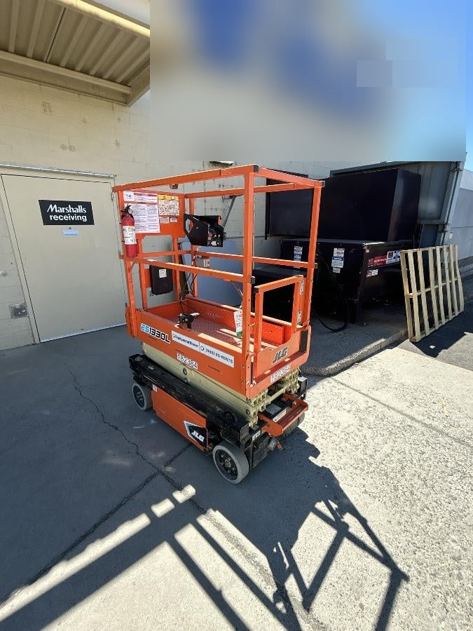 2021 JLG ES1330L