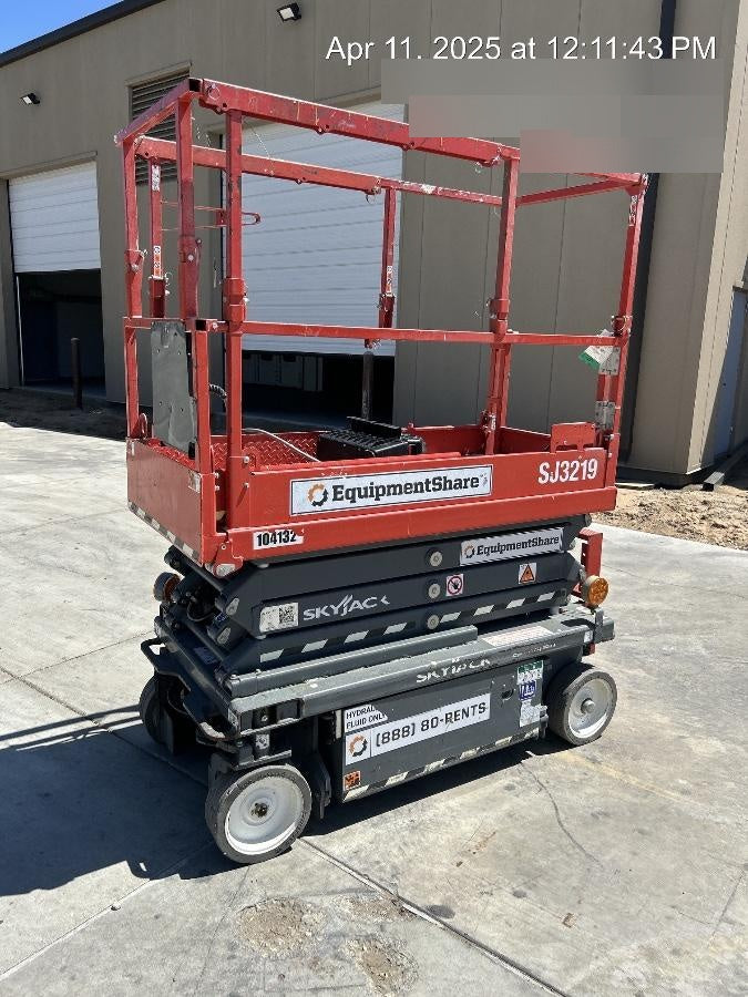 2020 Skyjack SJIII-3219 Solid NM Tires, Half height spring hinged entry gate, Dual Beacons, 800W Inverter