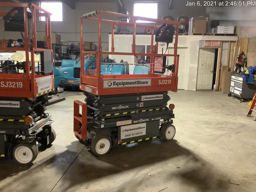 2020 Skyjack SJIII-3219 Solid NM Tires, Half height spring hinged entry gate, Dual Beacons, 800W Inverter