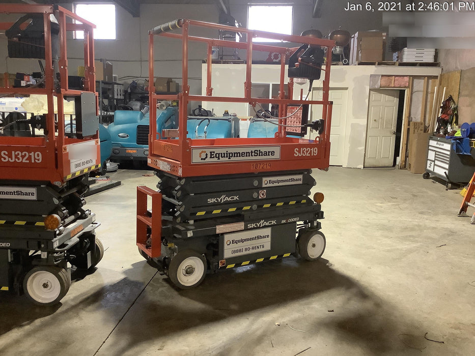 2020 Skyjack SJIII-3219 Solid NM Tires, Half height spring hinged entry gate, Dual Beacons, 800W Inverter