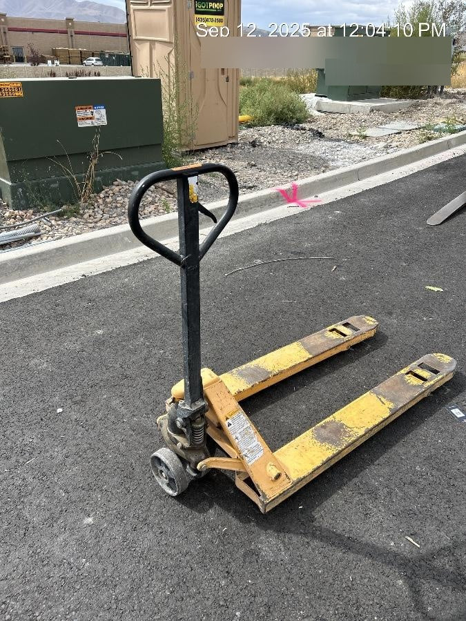 2022 CROWN 5,500lb Manual Pallet Jack - Crown