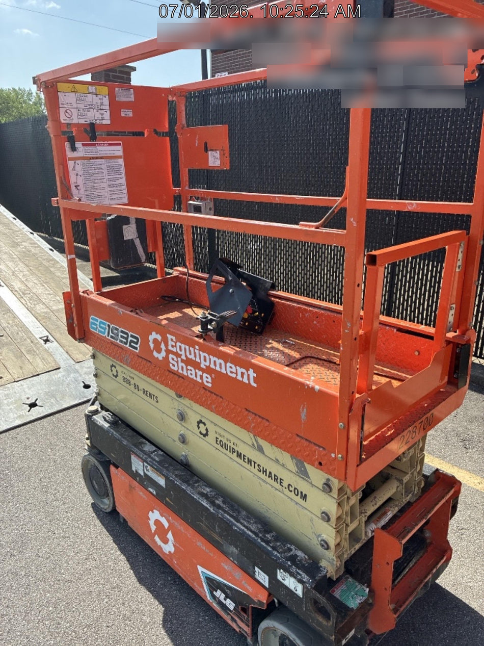 2022 JLG ES1932