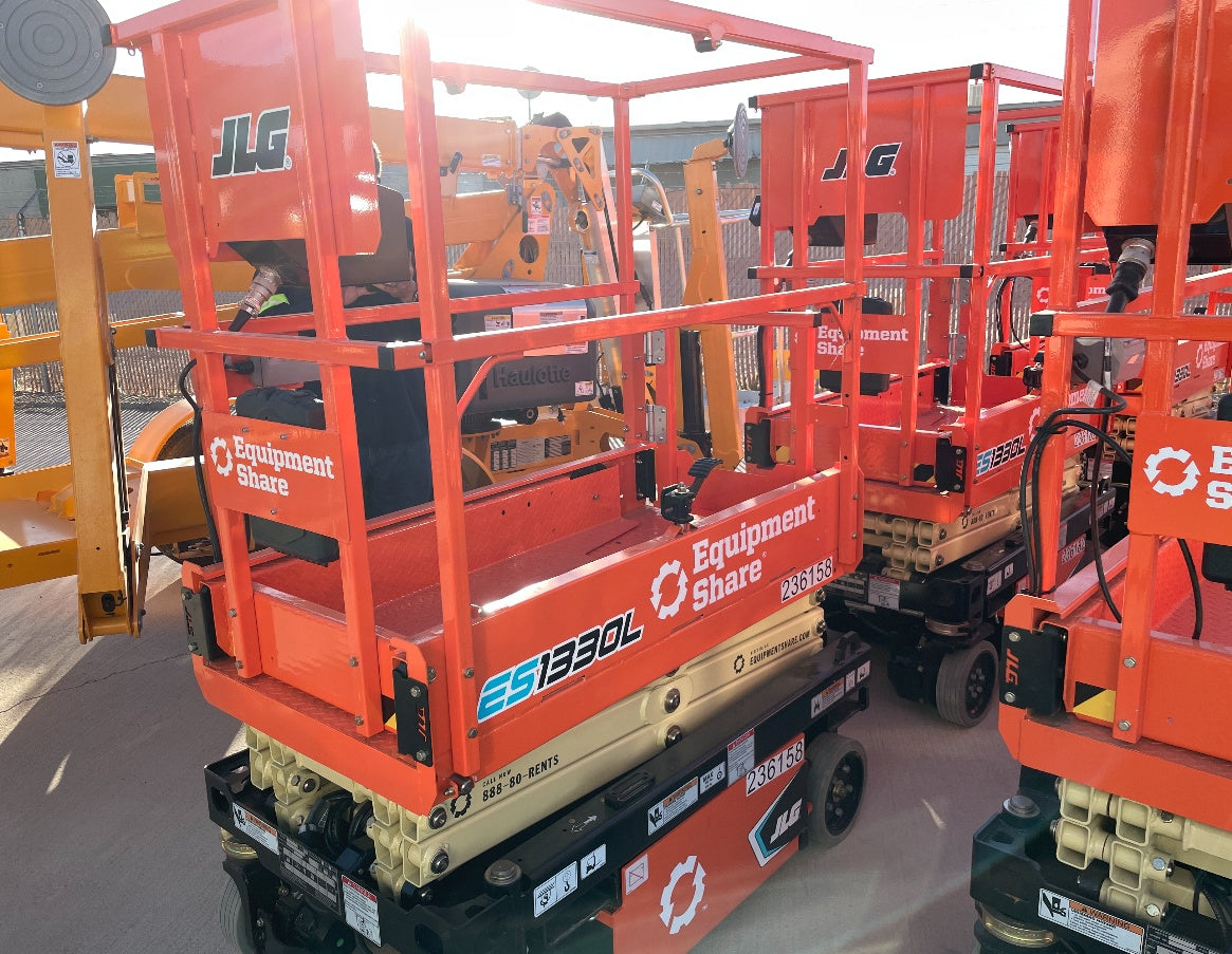 2022 JLG ES1330L
