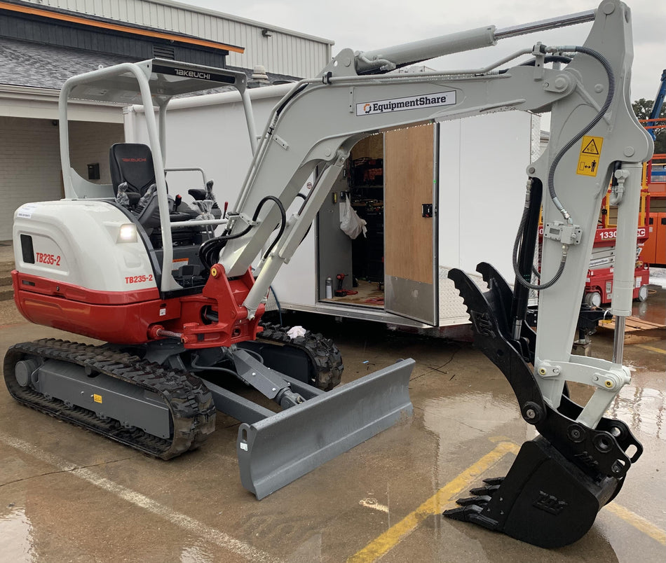 2022 TAKEUCHI TB235-2R