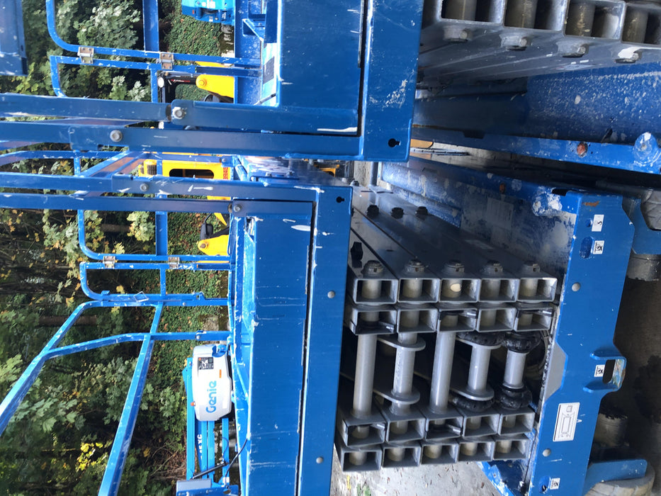 2019 Genie GS-4047 Folding rails with half height swing gate, 800W Inverter