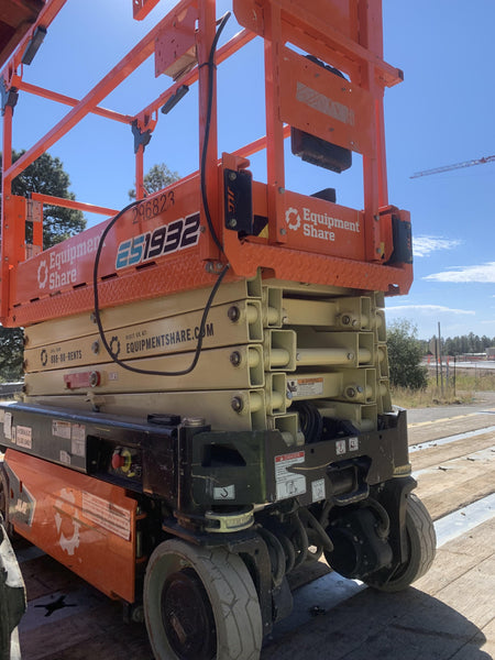 2023 JLG ES1932