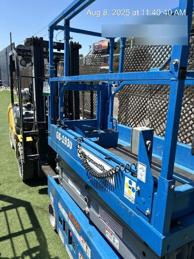 2020 Genie GS-1930 Solid Non Marking Tires, Beacon, Folding rails with half height swing gate, 800W Inverter
