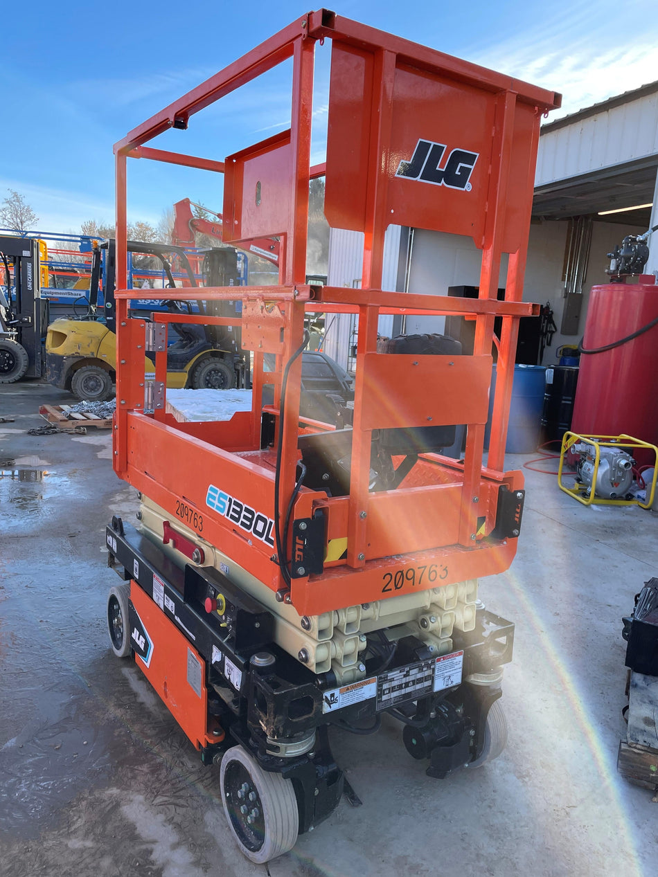 2022 JLG ES1330L