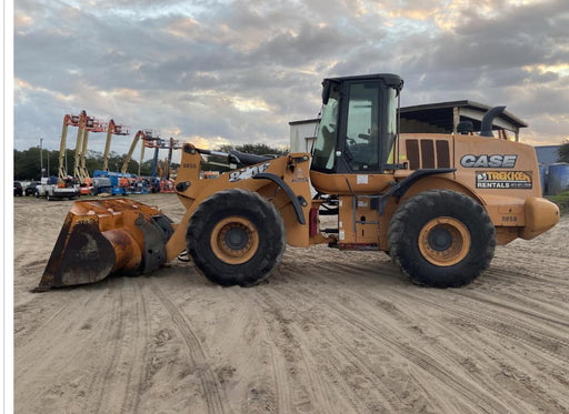 2016 Case 821F CLOSED CAB, JRB 418 STYLE HYD COUPLER