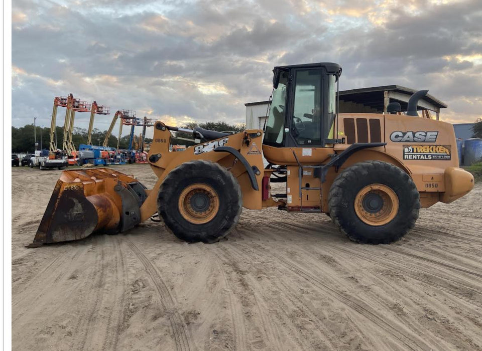 2016 Case 821F CLOSED CAB, JRB 418 STYLE HYD COUPLER