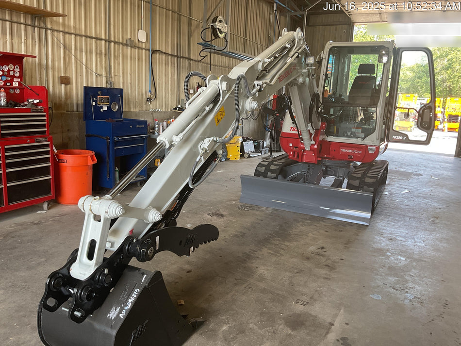 2025 TAKEUCHI TB250-2CR