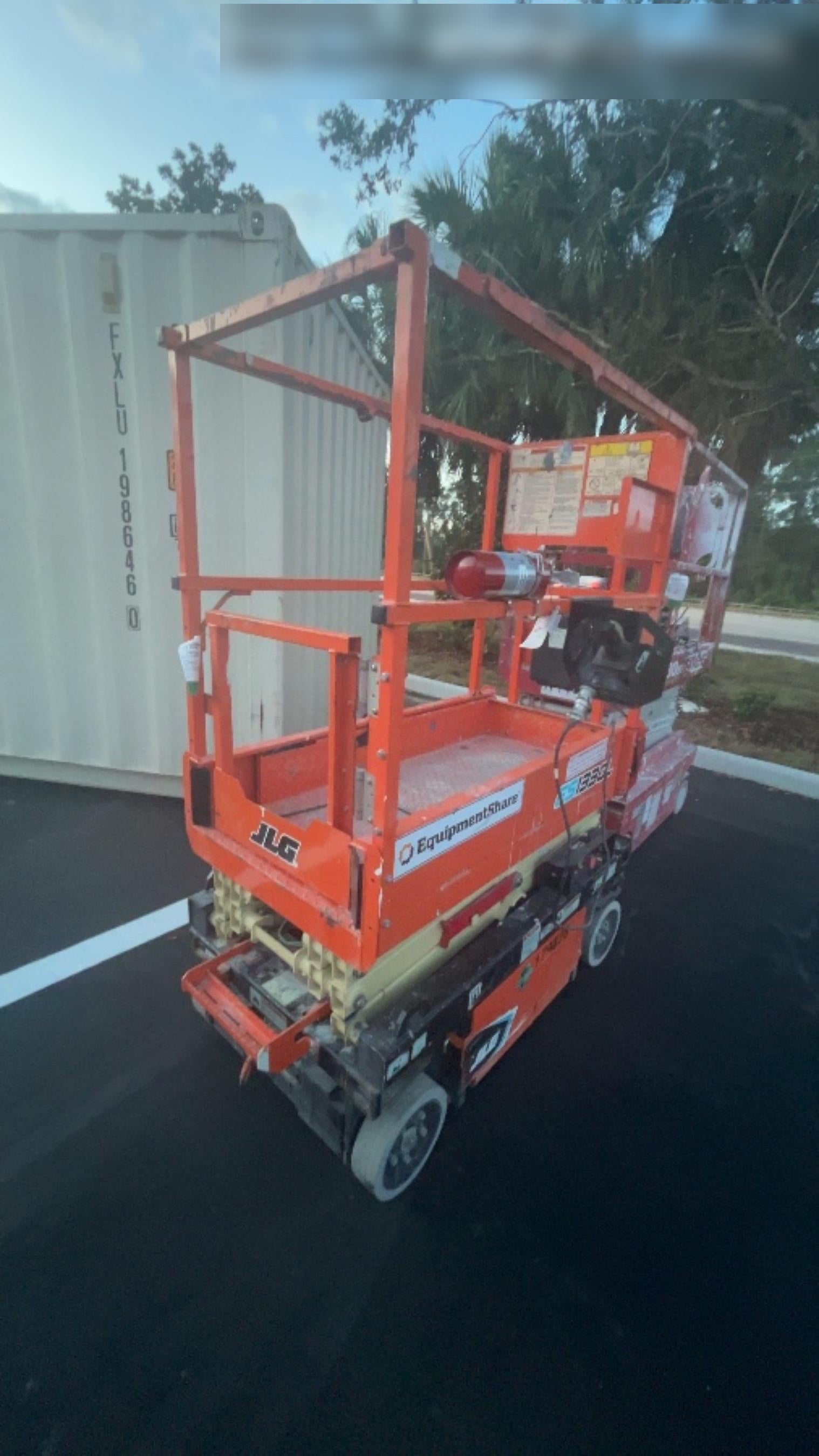 2021 JLG ES1330L