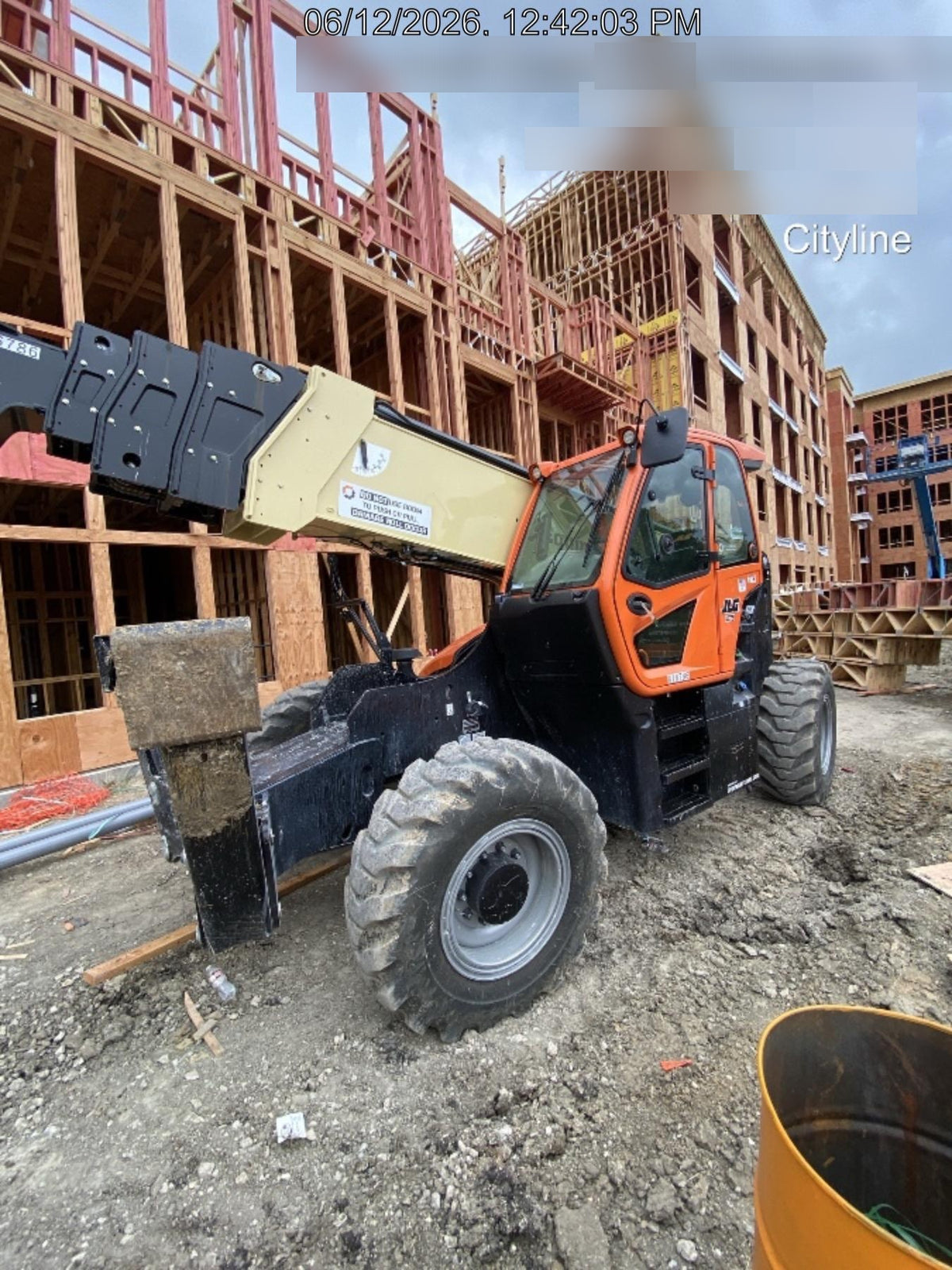 2025 JLG 1075