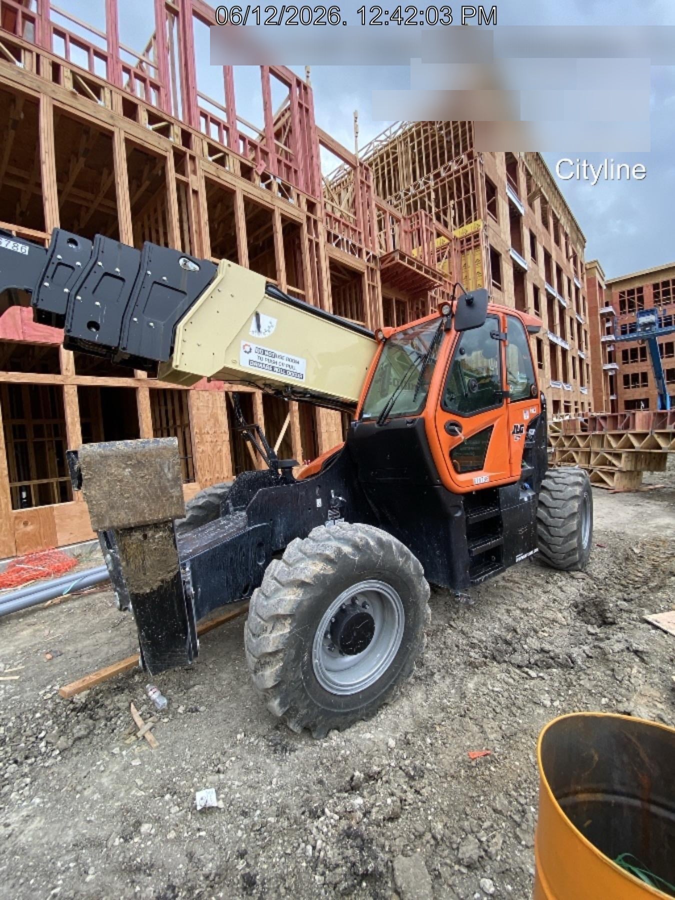 2025 JLG 1075