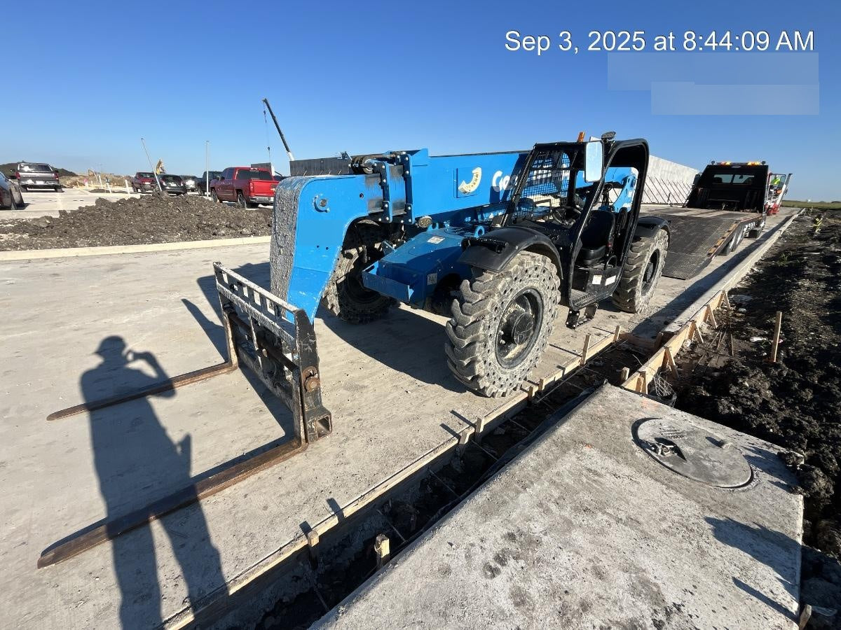 2018 Genie GTH-844 Genie GTH-844 w/Open ROPS, Solid Tires, beacon/work lights, 60" carriage/forks
