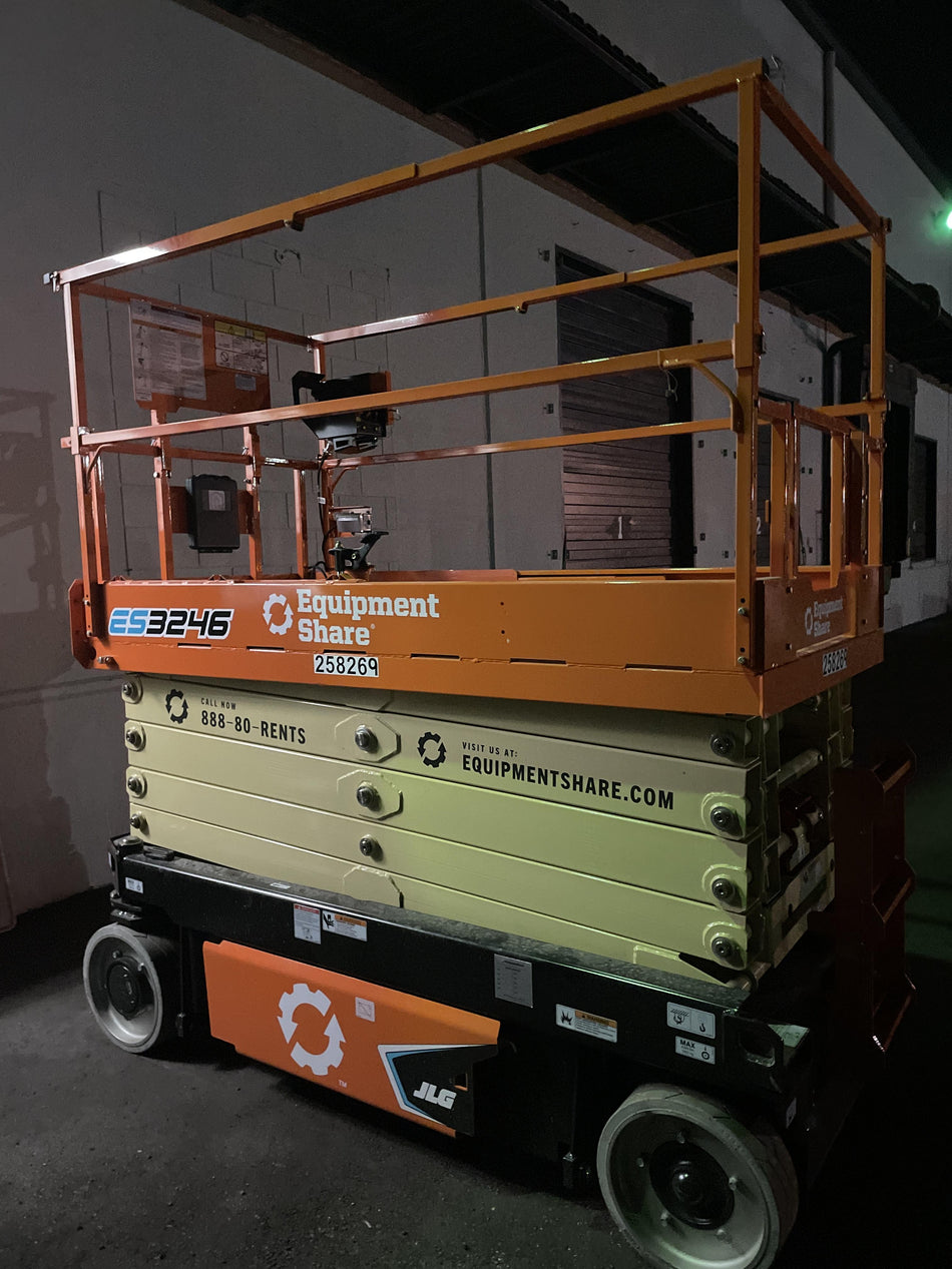 2022 JLG ES3246