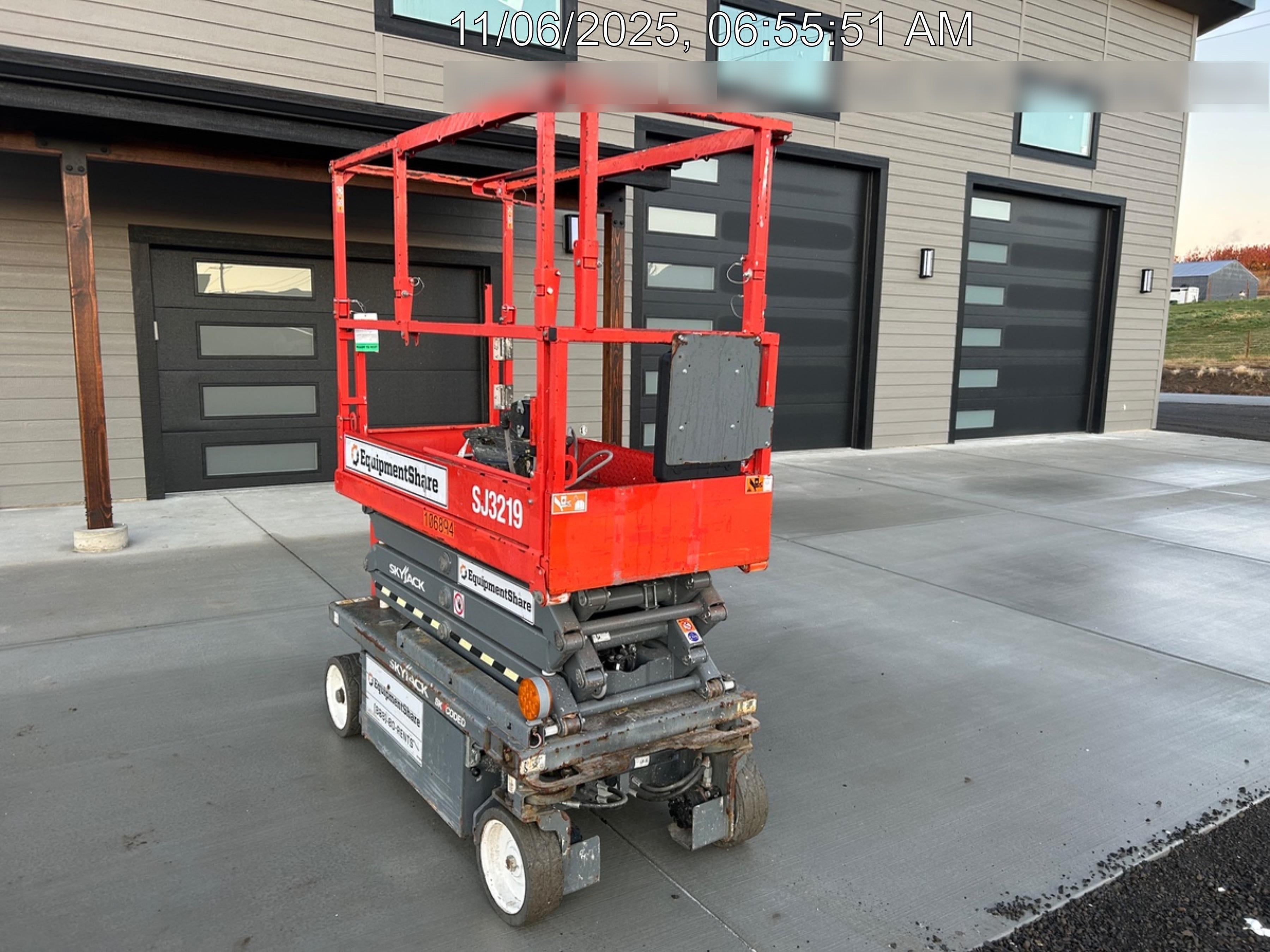 2020 Skyjack SJIII-3219 Solid NM Tires, Half height spring hinged entry gate, Dual Beacons, 800W Inverter