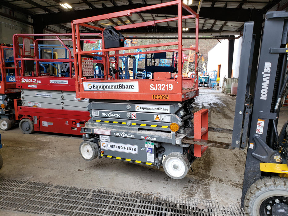 2020 Skyjack SJIII-3219 Solid NM Tires, Half height spring hinged entry gate, Dual Beacons, 800W Inverter