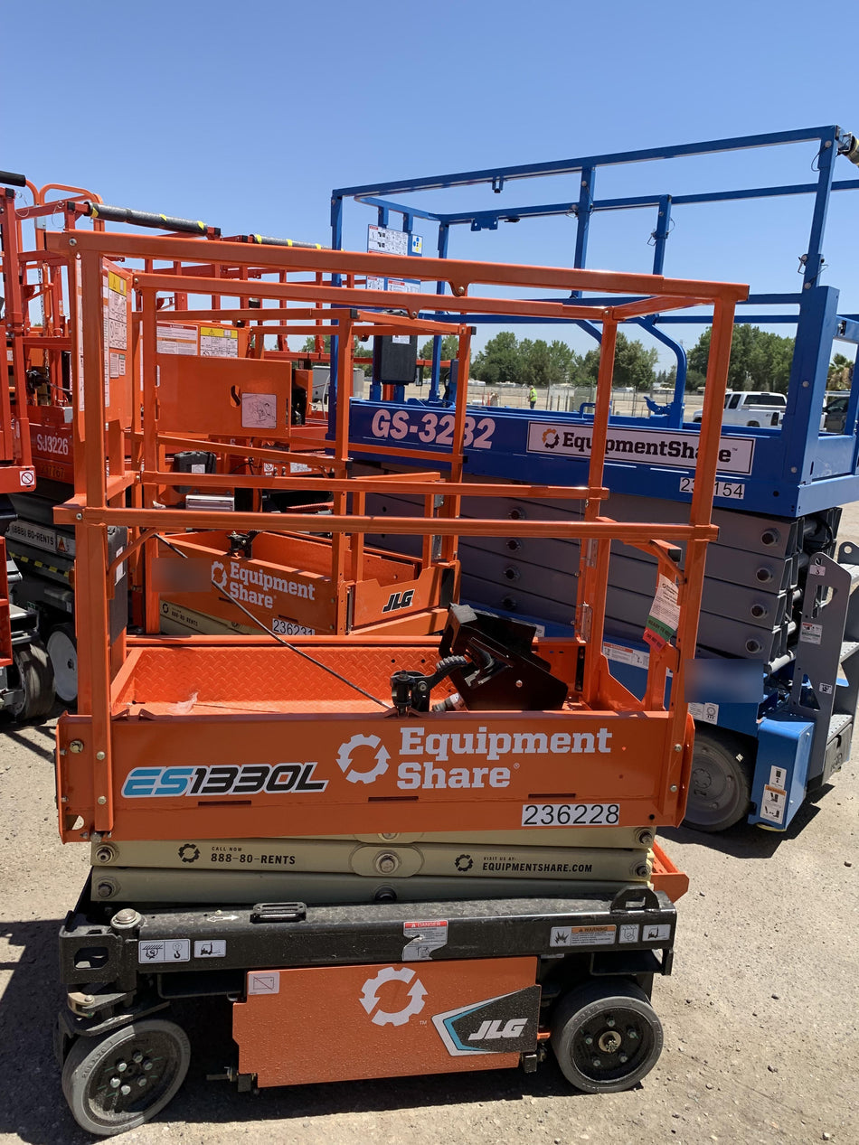 2022 JLG ES1330L
