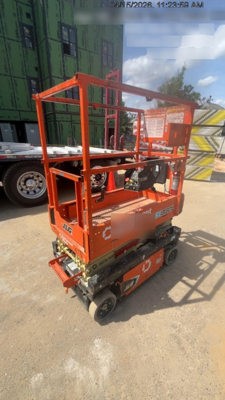 2022 JLG ES1330L