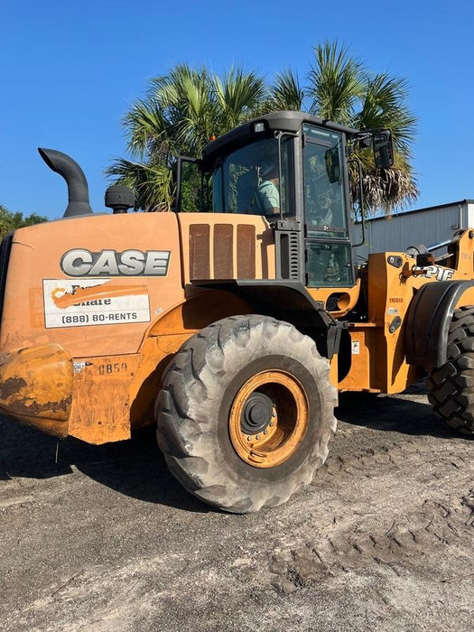 2016 Case 821F CLOSED CAB, JRB 418 STYLE HYD COUPLER
