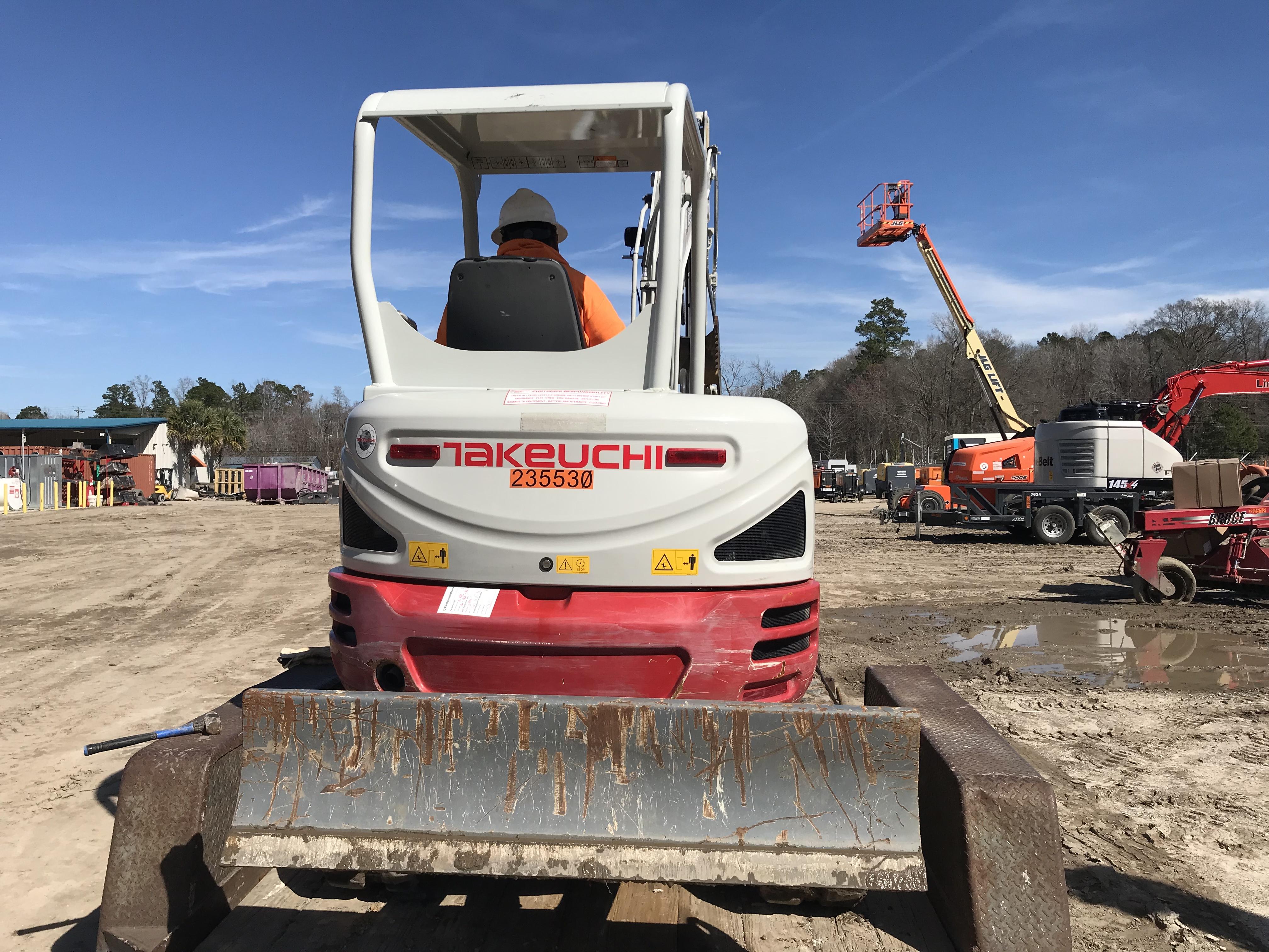 2022 TAKEUCHI TB235-2R