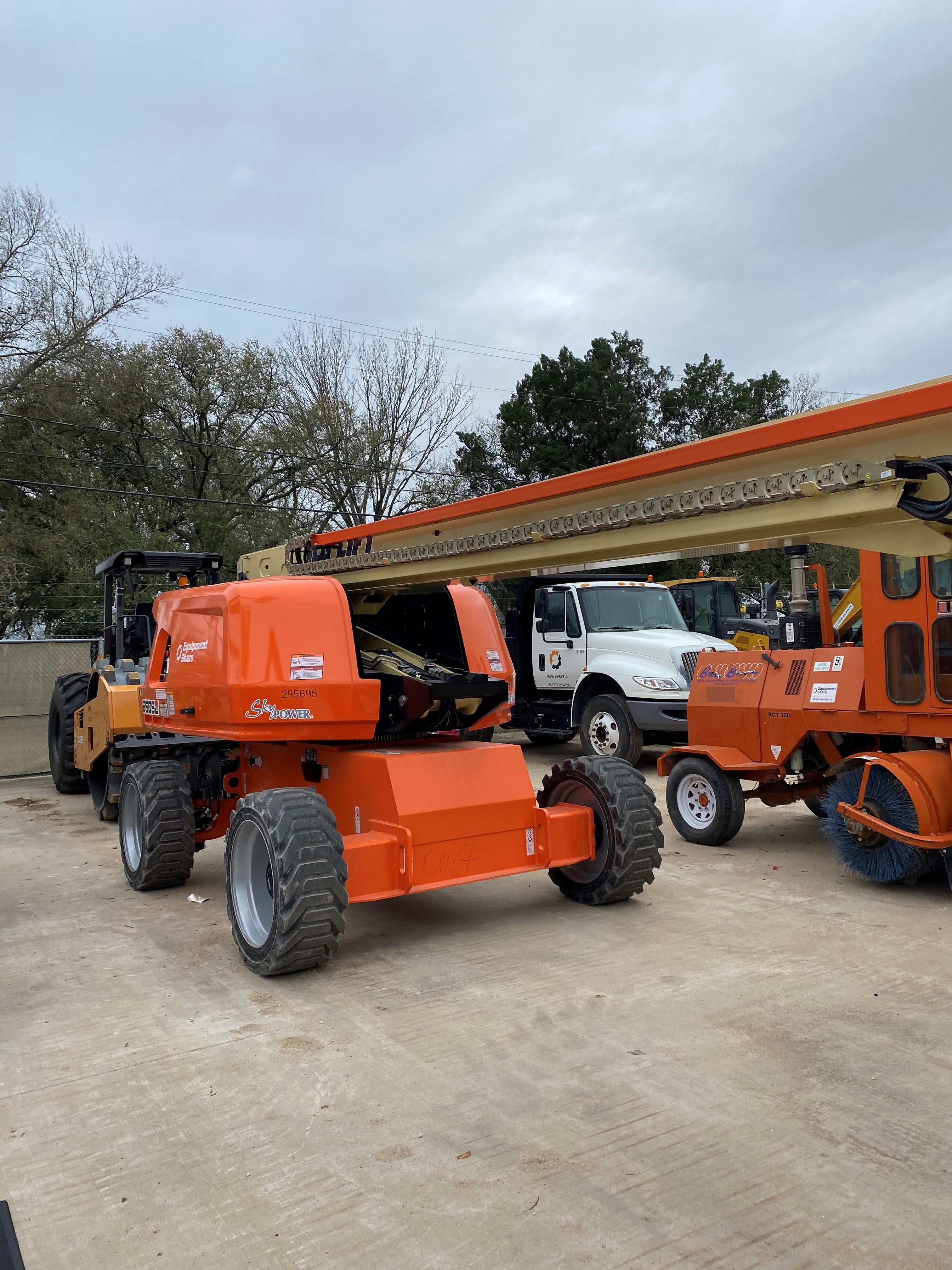 2023 JLG 660SJ