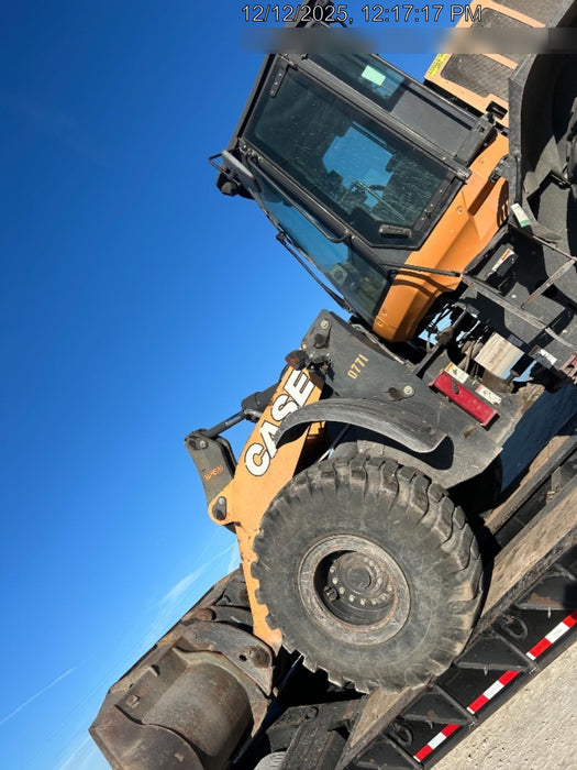 2018 Case 821G CLOSED CAB, JRB 418 STYLE HYD COUPLER