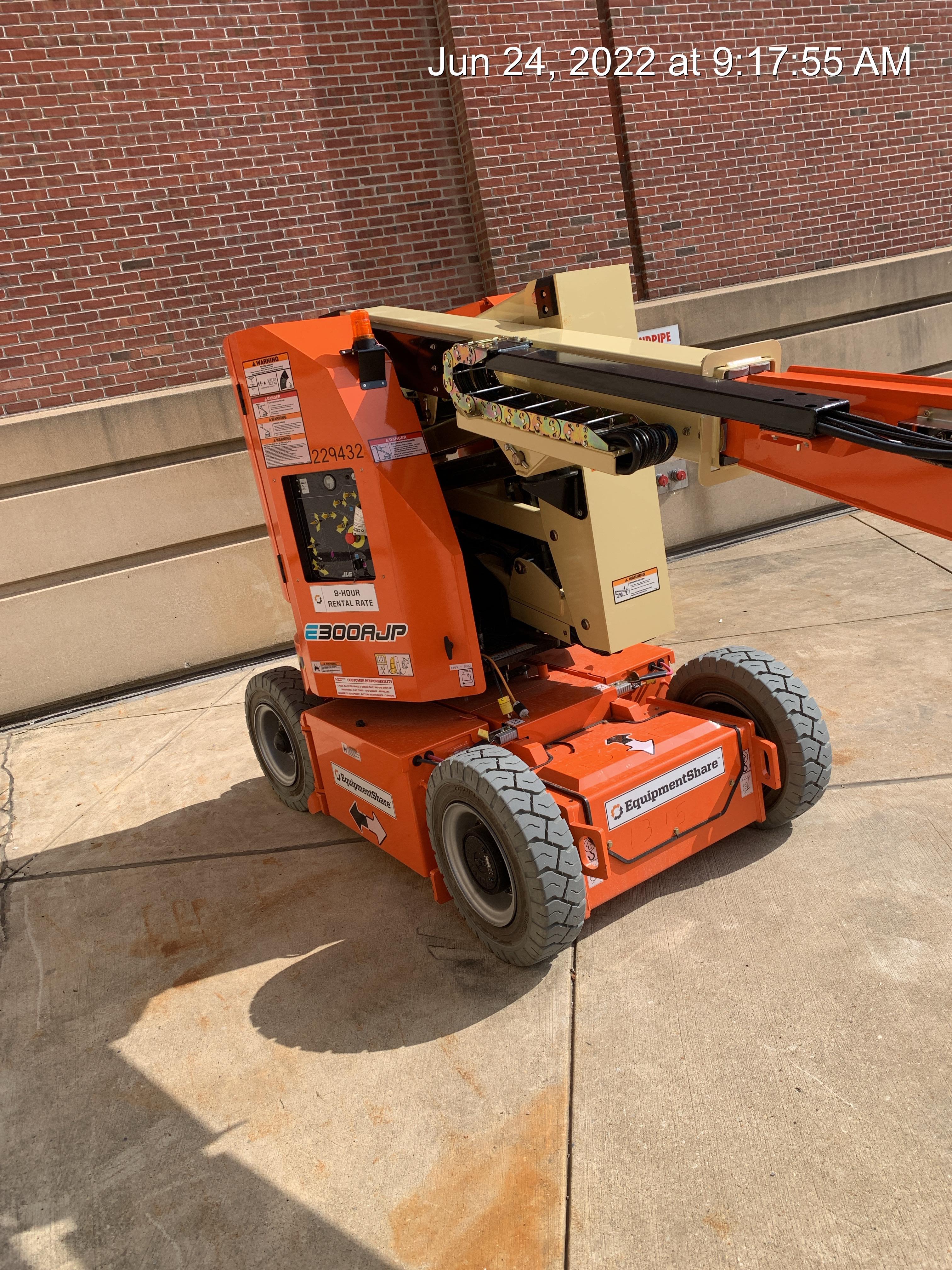 2022 JLG E300AJP