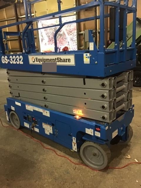 2019 Genie GS-3232 Folding rails with half height swing gate, 800 Amp Inverter